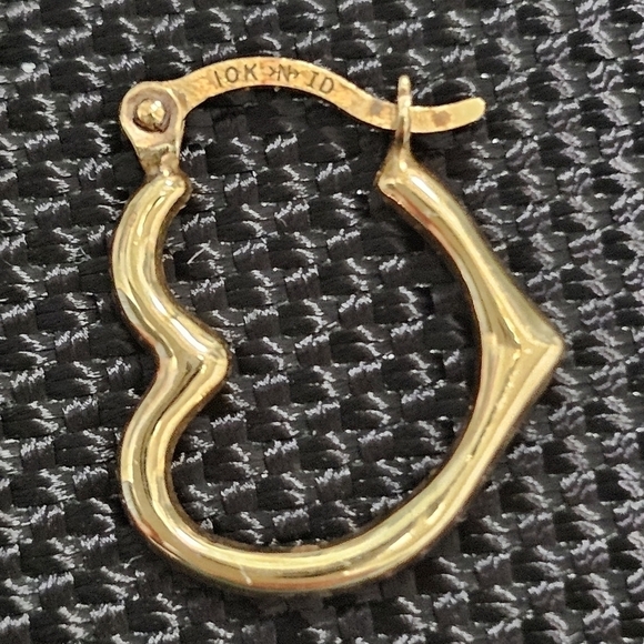 1/2" 10K YELLOW GOLD HEART HOOP EARRINGS - Picture 2 of 5